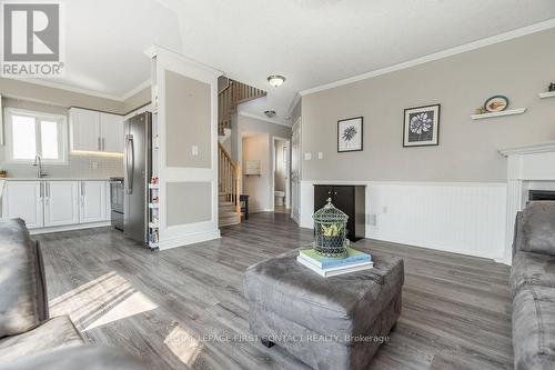 25 Truax Crescent, Essa, ON - Indoor Photo Showing Living Room