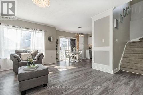 25 Truax Crescent, Essa, ON - Indoor Photo Showing Living Room