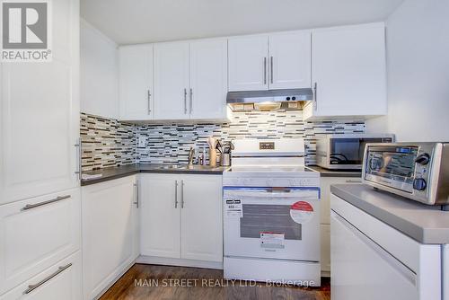 19 Beaucourt Road E, Hamilton, ON - Indoor Photo Showing Kitchen