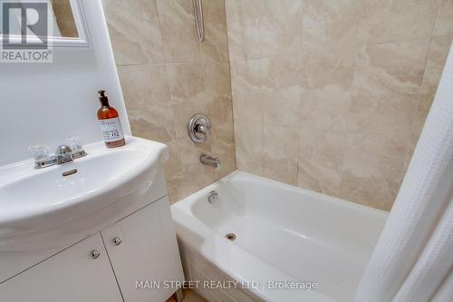 19 Beaucourt Road E, Hamilton, ON - Indoor Photo Showing Bathroom