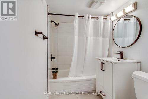 19 Beaucourt Road E, Hamilton, ON - Indoor Photo Showing Bathroom