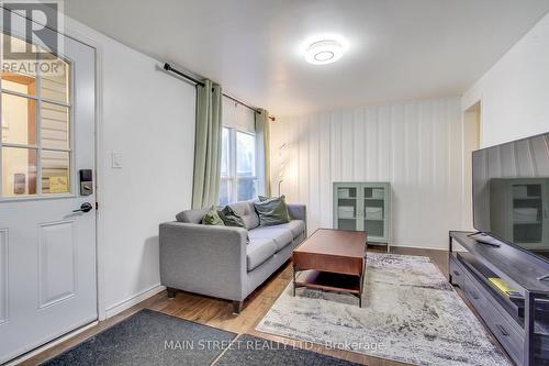 19 Beaucourt Road E, Hamilton, ON - Indoor Photo Showing Living Room