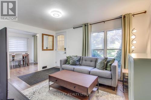 19 Beaucourt Road E, Hamilton, ON - Indoor Photo Showing Living Room