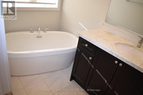 1060 Thompson Drive, Oshawa, ON - Indoor Photo Showing Bathroom