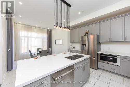 115 Threshing Mill Boulevard, Oakville, ON - Indoor Photo Showing Kitchen With Double Sink With Upgraded Kitchen