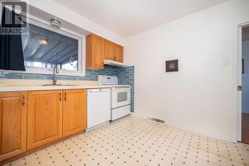 1 Darwin Crescent, Deep River, ON - Indoor Photo Showing Kitchen