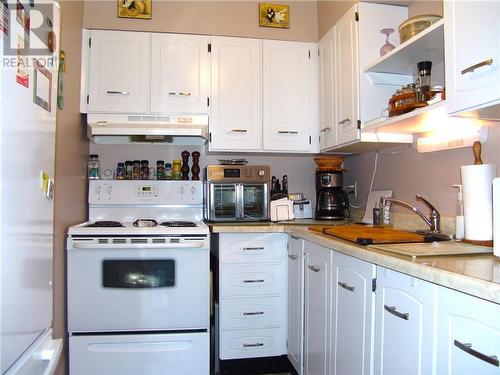 95 Windsor Drive Unit#305, Brockville, ON - Indoor Photo Showing Kitchen