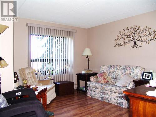 95 Windsor Drive Unit#305, Brockville, ON - Indoor Photo Showing Living Room