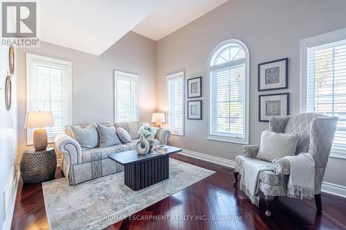 2352 Falling Green Drive, Oakville, ON - Indoor Photo Showing Living Room