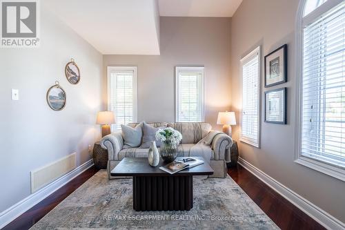 2352 Falling Green Drive, Oakville, ON - Indoor Photo Showing Living Room