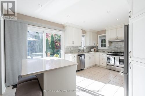 2352 Falling Green Drive, Oakville, ON - Indoor Photo Showing Kitchen With Upgraded Kitchen