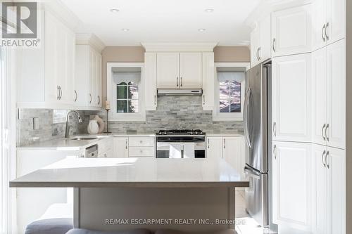 2352 Falling Green Drive, Oakville, ON - Indoor Photo Showing Kitchen With Upgraded Kitchen