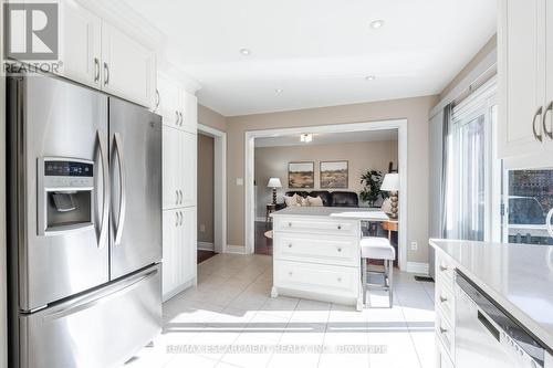 2352 Falling Green Drive, Oakville, ON - Indoor Photo Showing Kitchen