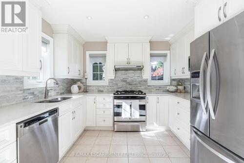 2352 Falling Green Drive, Oakville, ON - Indoor Photo Showing Kitchen With Double Sink With Upgraded Kitchen