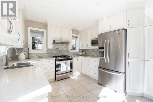 2352 Falling Green Drive, Oakville, ON - Indoor Photo Showing Kitchen With Double Sink With Upgraded Kitchen