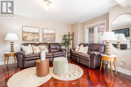 2352 Falling Green Drive, Oakville, ON - Indoor Photo Showing Living Room