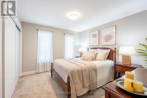 2352 Falling Green Drive, Oakville, ON - Indoor Photo Showing Bedroom