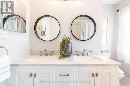 2352 Falling Green Drive, Oakville, ON - Indoor Photo Showing Bathroom