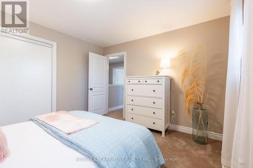 2352 Falling Green Drive, Oakville, ON - Indoor Photo Showing Bedroom