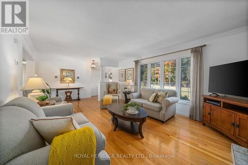 26 Back Bay Road, Galway-Cavendish And Harvey, ON - Indoor Photo Showing Living Room