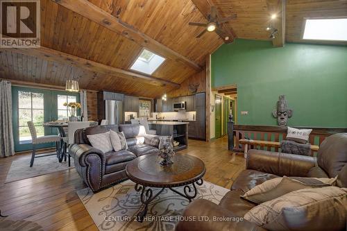 9126 Sideroad 27, Erin, ON - Indoor Photo Showing Living Room