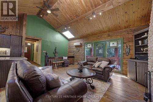 9126 Sideroad 27, Erin, ON - Indoor Photo Showing Living Room