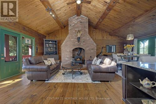 9126 Sideroad 27, Erin, ON - Indoor Photo Showing Living Room