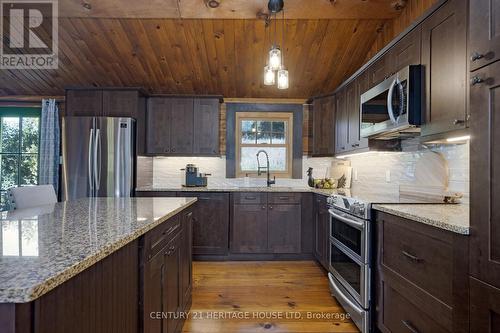 9126 Sideroad 27, Erin, ON - Indoor Photo Showing Kitchen With Upgraded Kitchen