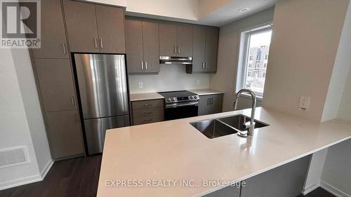 Th35 - 21 Honeycrisp Crescent, Vaughan, ON - Indoor Photo Showing Kitchen With Double Sink With Upgraded Kitchen