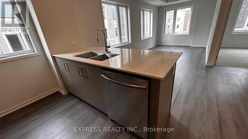 Th35 - 21 Honeycrisp Crescent, Vaughan, ON - Indoor Photo Showing Kitchen With Double Sink