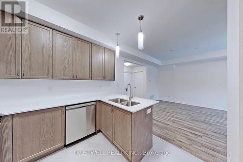 109 - 370 Red Maple Road, Richmond Hill, ON - Indoor Photo Showing Kitchen With Double Sink