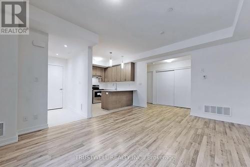 109 - 370 Red Maple Road, Richmond Hill, ON - Indoor Photo Showing Kitchen