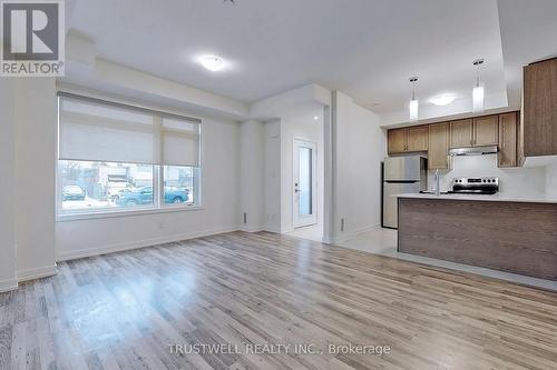 109 - 370 Red Maple Road, Richmond Hill, ON - Indoor Photo Showing Kitchen