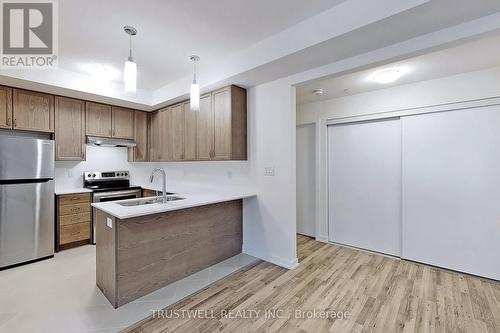 109 - 370 Red Maple Road, Richmond Hill, ON - Indoor Photo Showing Kitchen