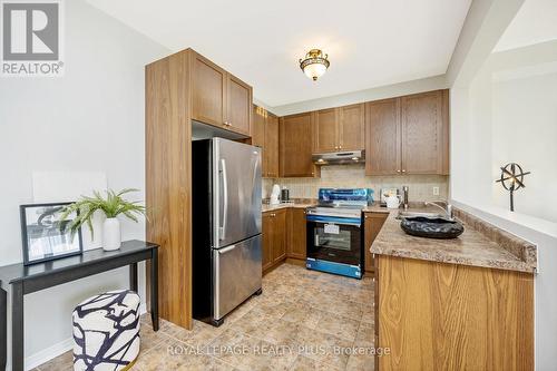 592 Lott Crescent, Milton, ON - Indoor Photo Showing Kitchen