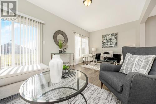 592 Lott Crescent, Milton, ON - Indoor Photo Showing Living Room