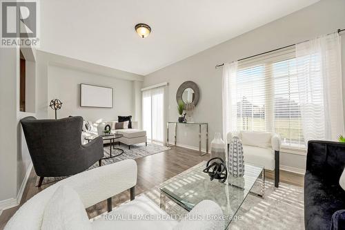 592 Lott Crescent, Milton, ON - Indoor Photo Showing Living Room