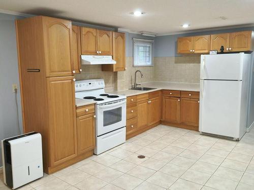 Bsmt-113 Sexton Cres, Toronto, ON - Indoor Photo Showing Kitchen