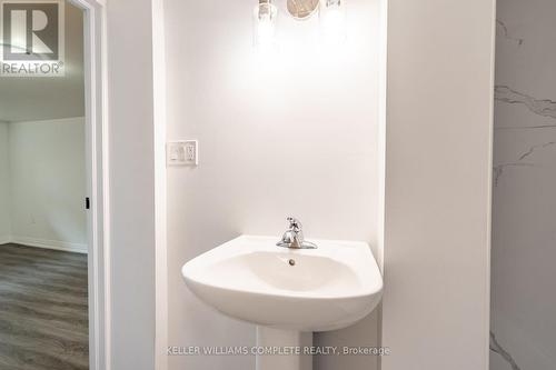 85 Walter Avenue N, Hamilton, ON - Indoor Photo Showing Bathroom