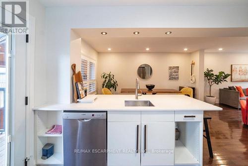 44 Melbourne Street, Hamilton, ON - Indoor Photo Showing Kitchen