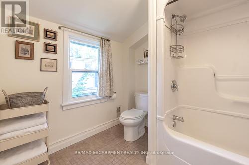 94 Queensdale Avenue E, Hamilton, ON - Indoor Photo Showing Bathroom