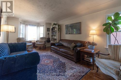 94 Queensdale Avenue E, Hamilton, ON - Indoor Photo Showing Living Room