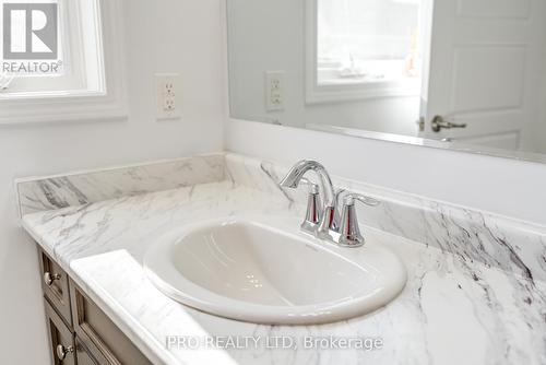 216 Harold Dent Trail, Oakville, ON - Indoor Photo Showing Bathroom