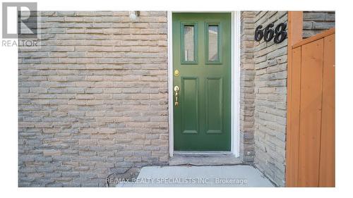 668 Green Meadow Crescent, Mississauga, ON - Outdoor