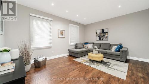 668 Green Meadow Crescent, Mississauga, ON - Indoor Photo Showing Living Room