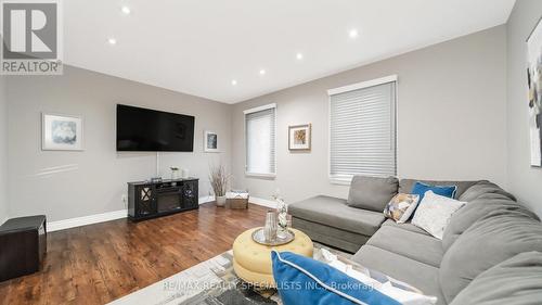 668 Green Meadow Crescent, Mississauga, ON - Indoor Photo Showing Living Room