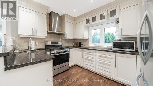 668 Green Meadow Crescent, Mississauga, ON - Indoor Photo Showing Kitchen With Double Sink