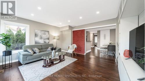 668 Green Meadow Crescent, Mississauga, ON - Indoor Photo Showing Living Room