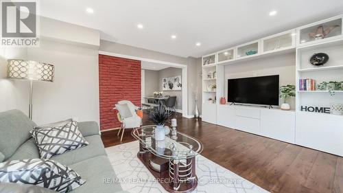 668 Green Meadow Crescent, Mississauga, ON - Indoor Photo Showing Living Room