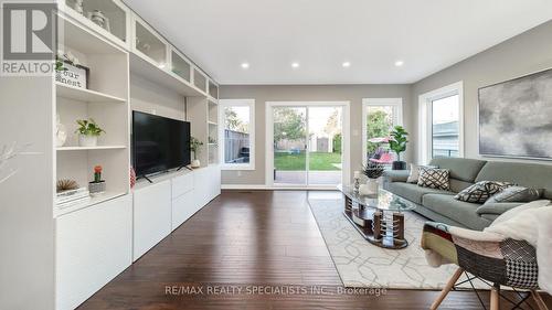 668 Green Meadow Crescent, Mississauga, ON - Indoor Photo Showing Living Room